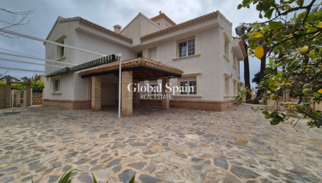 VILLA - Wederverkoop - ORIHUELA -
                Inland