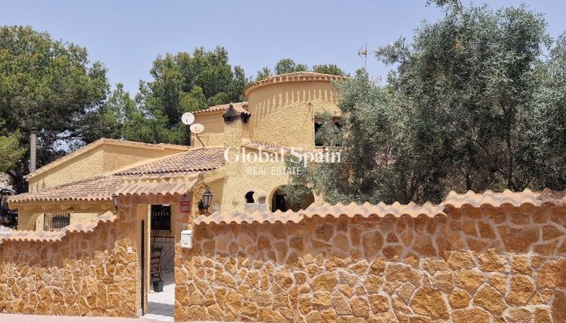 VILLA - Wederverkoop - ORIHUELA -
                Inland