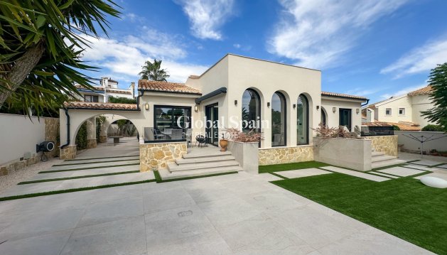 VILLA - Wederverkoop - ORIHUELA -
                Inland