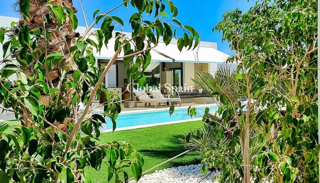 VILLA - Wederverkoop - ORIHUELA -
                LAS COLINAS GOLF RESORT