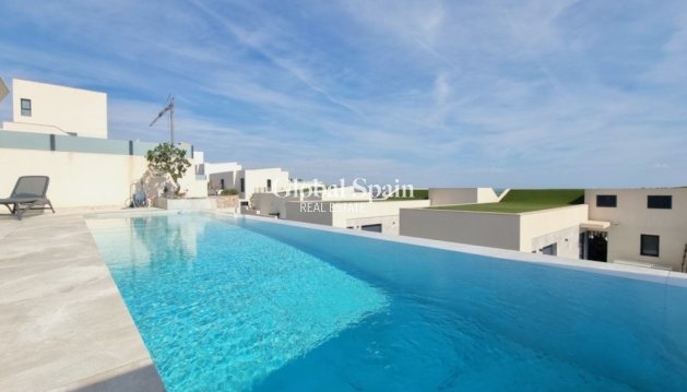 VILLA - Wederverkoop - ROJALES -
                Inland
