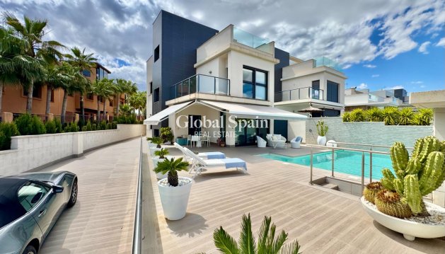 VILLA - Wederverkoop - SAN MIGUEL DE SALINAS -
                Bellavista