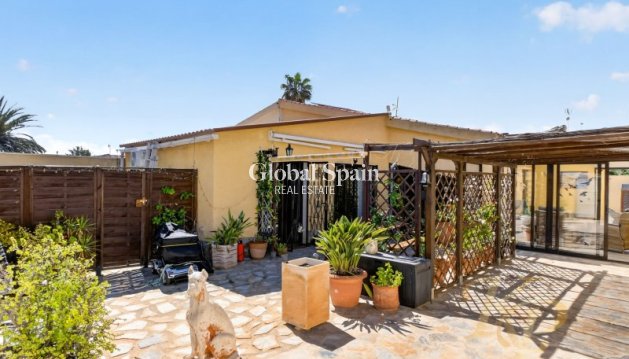 VILLA - Wederverkoop - TORREVIEJA -
                Costa Blanca