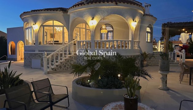 VILLA - Wederverkoop - TORREVIEJA -
                Costa Blanca
