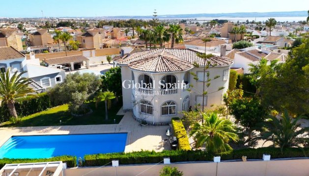 VILLA - Wederverkoop -
                TORREVIEJA - GSR-42915