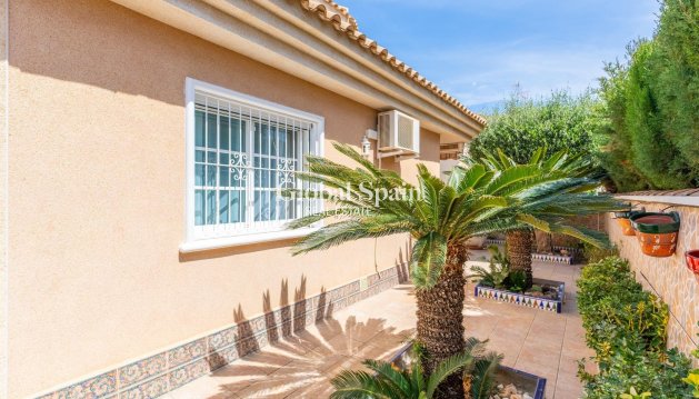 VILLA - Wederverkoop - TORREVIEJA -
                LOS BALCONES - LOS ALTOS