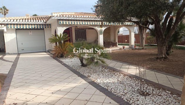 VILLA - Wiederverkauf - ORIHUELA COSTA -
                CAMPOAMOR