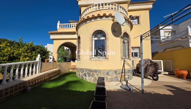 VILLA - Wiederverkauf - ORIHUELA COSTA -
                VILLAMARTÍN