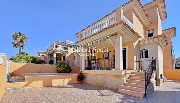 VILLA - Wiederverkauf - ORIHUELA -
                Inland