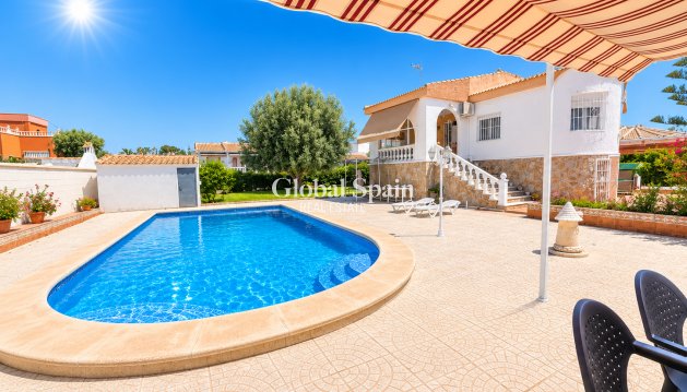 VILLA - Wiederverkauf - TORREVIEJA -
                Costa Blanca