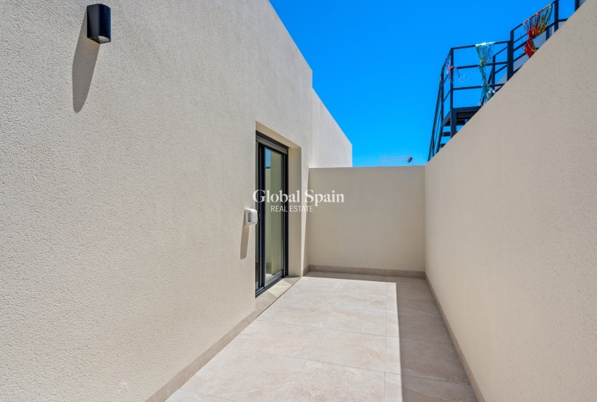 Wederverkoop - 6. Vrijstaande villa -
DAYA NUEVA - Costa Blanca South