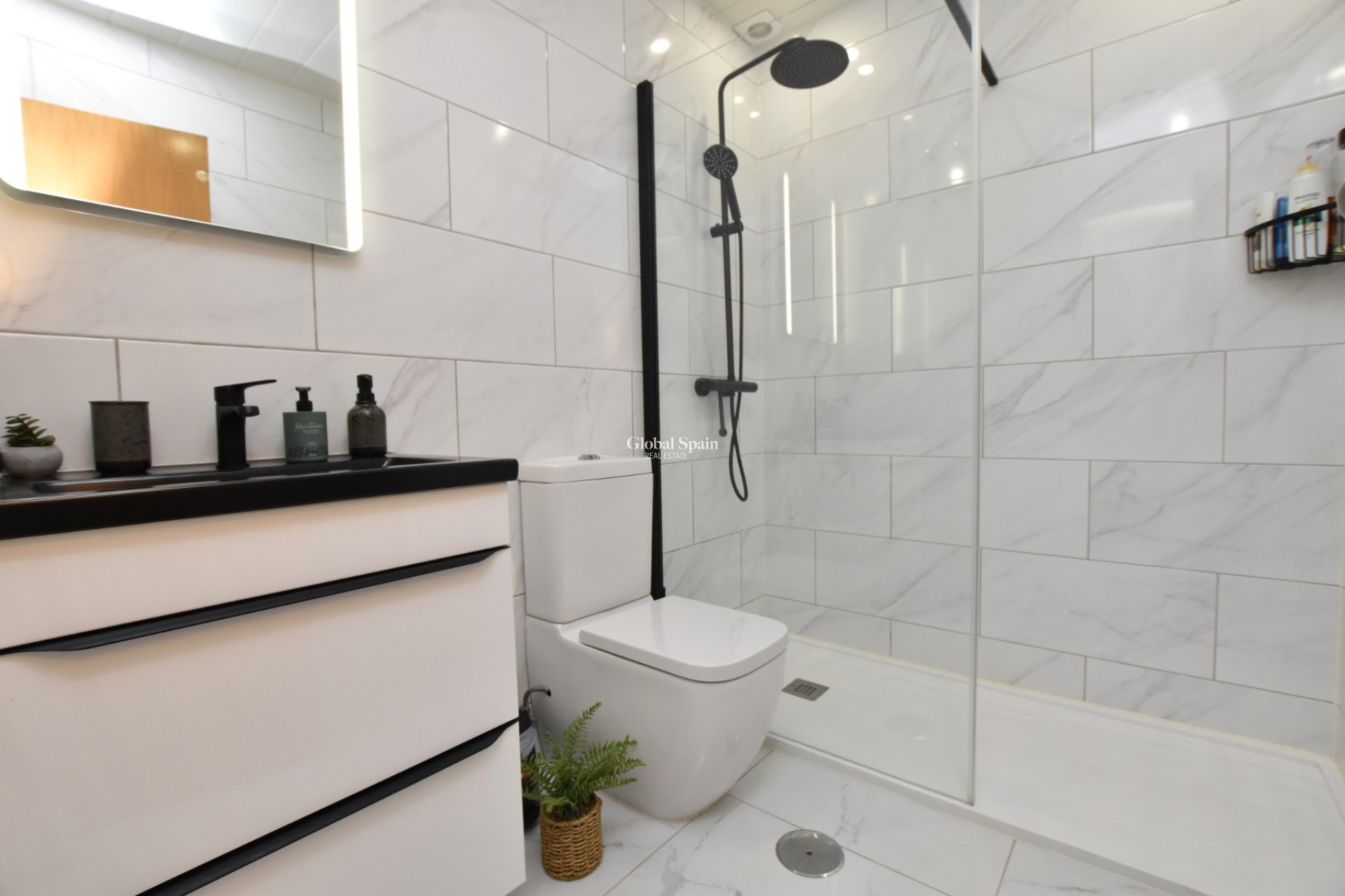 Wederverkoop - APPARTEMENT -
ALGORFA - Inland