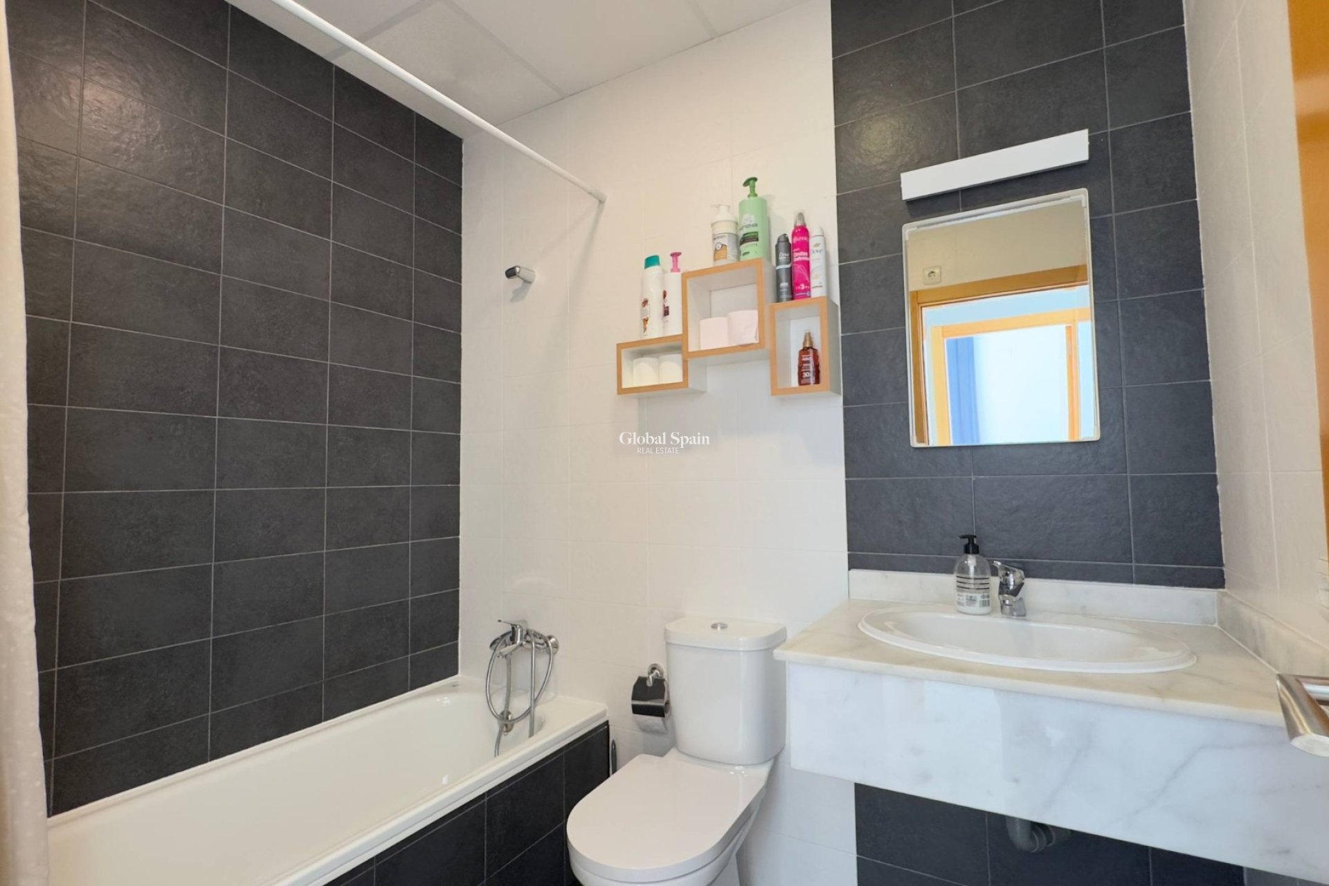 Wederverkoop - APPARTEMENT -
BENIDORM - Levante