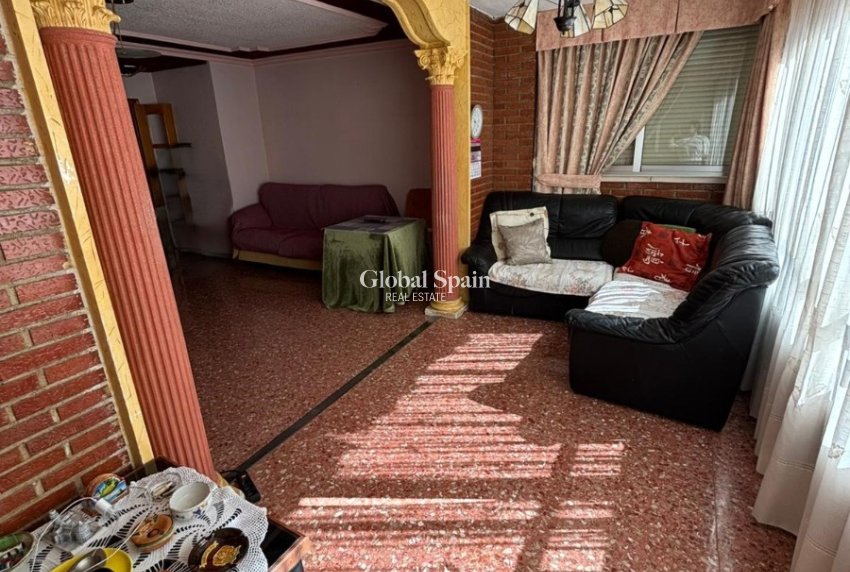 Wederverkoop - APPARTEMENT -
BENIDORM - Levante