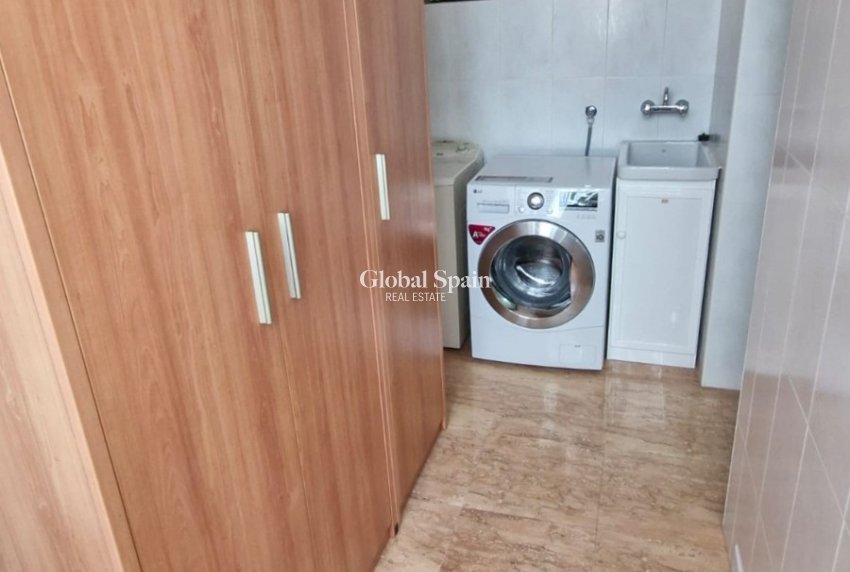 Wederverkoop - APPARTEMENT -
BENIDORM - Levante
