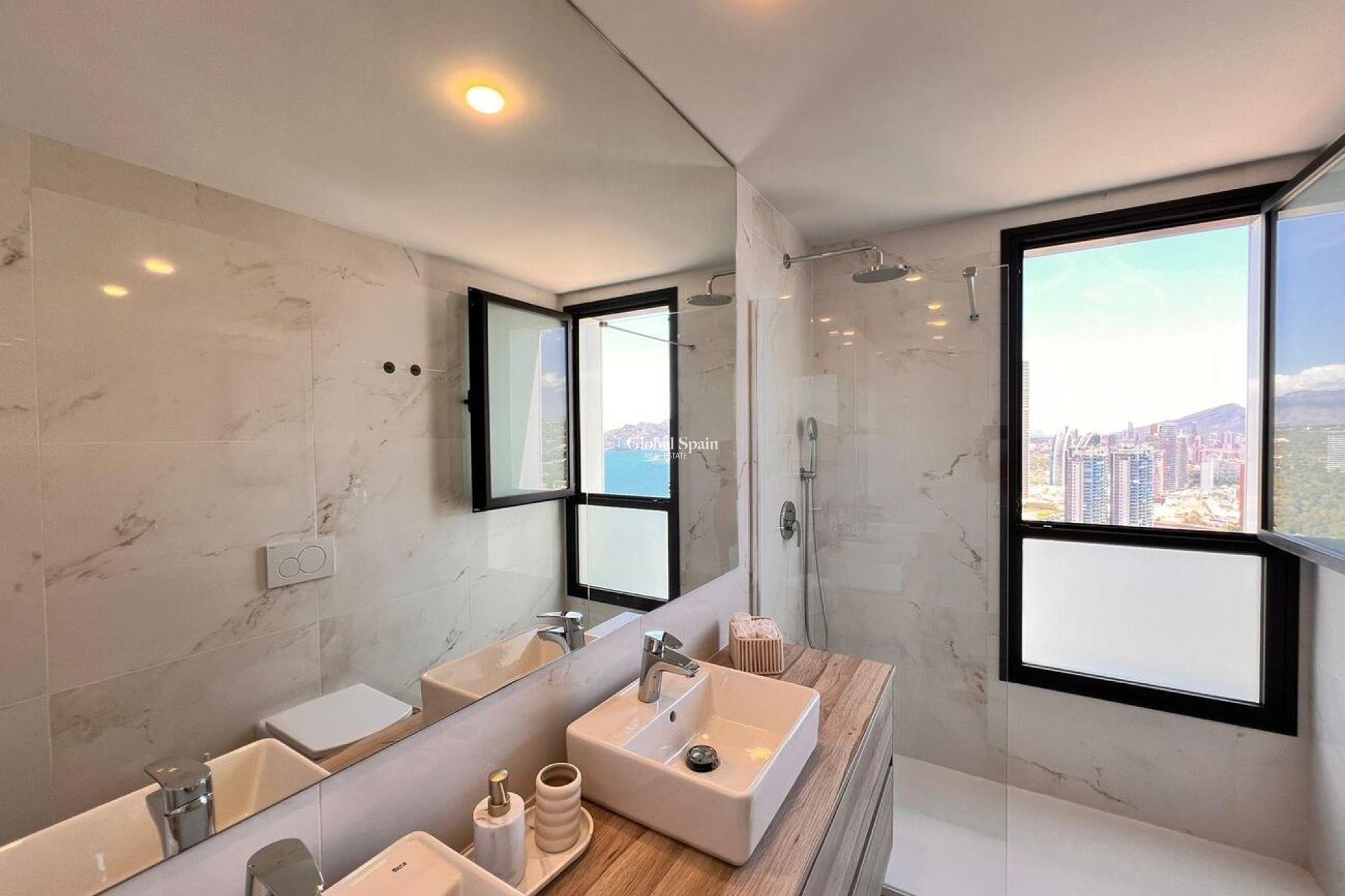 Wederverkoop - APPARTEMENT -
BENIDORM - Playa de Poniente