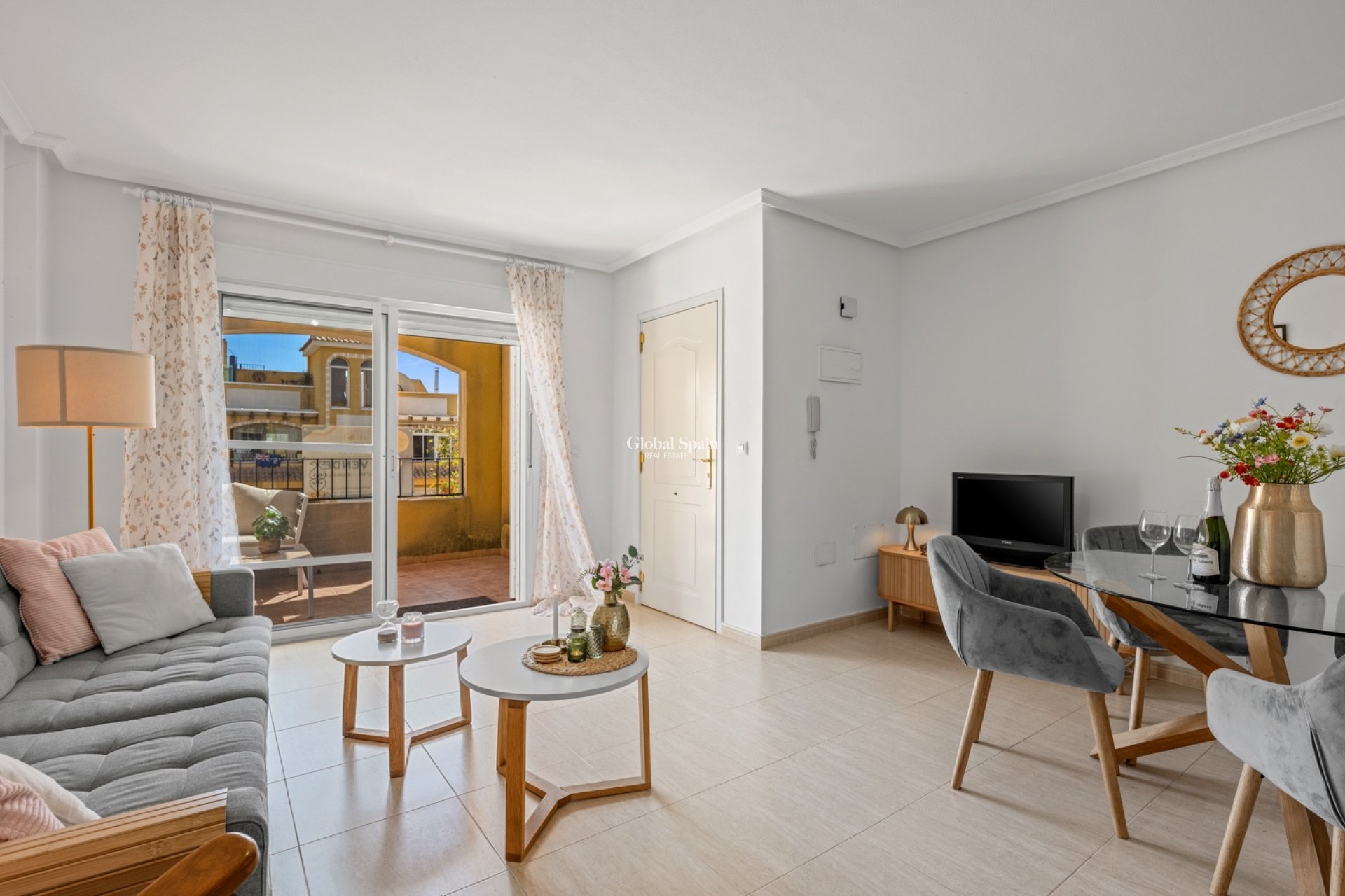 Wederverkoop - APPARTEMENT -
DAYA NUEVA
