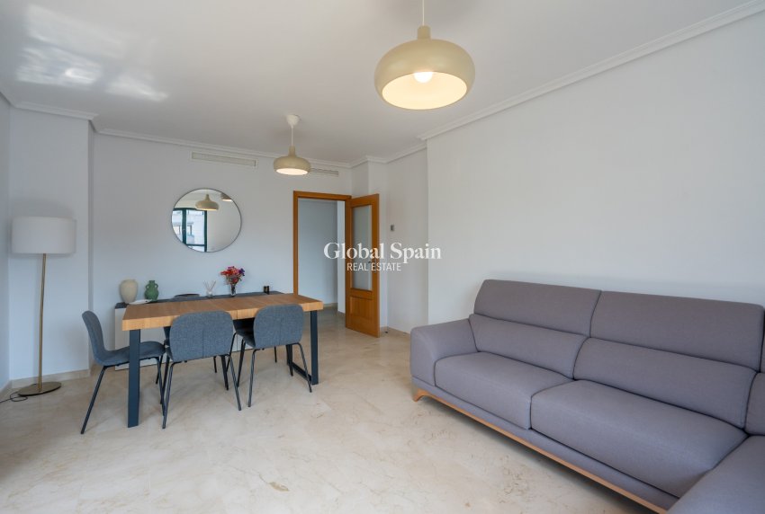 Wederverkoop - APPARTEMENT -
DENIA - Port