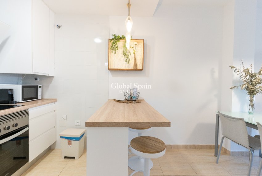 Wederverkoop - APPARTEMENT -
EL CAMPELLO - Costa Blanca