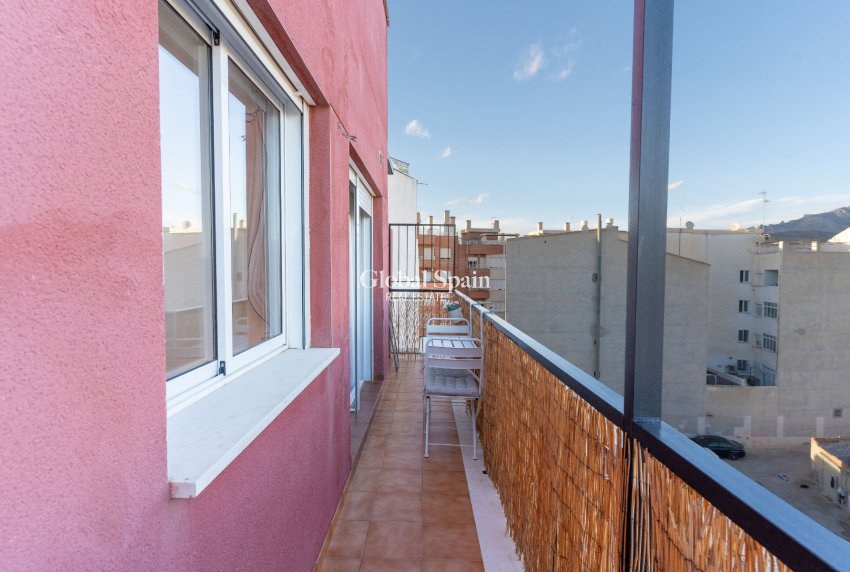 Wederverkoop - APPARTEMENT -
EL CAMPELLO - Costa Blanca