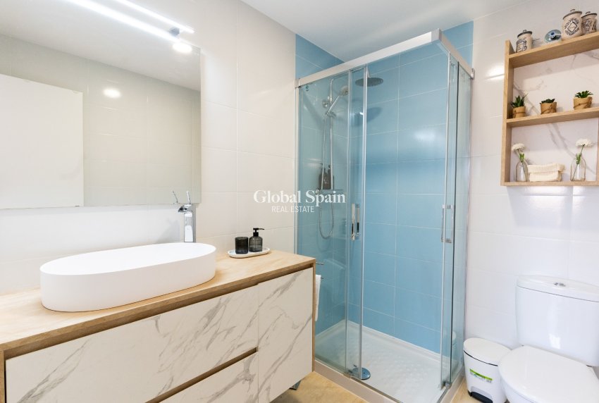 Wederverkoop - APPARTEMENT -
EL CAMPELLO - Costa Blanca