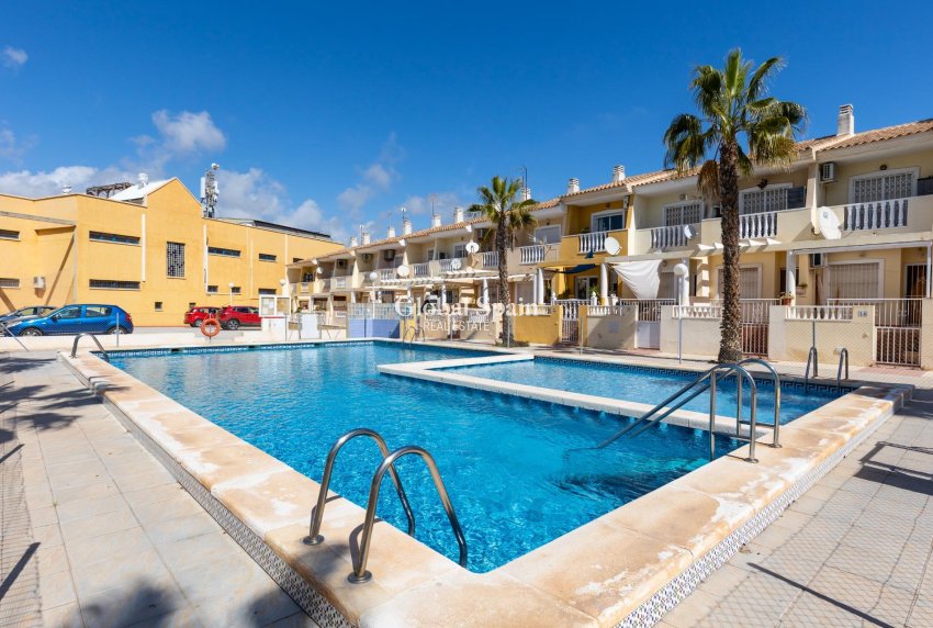 Wederverkoop - APPARTEMENT -
GUARDAMAR DEL SEGURA - Urbanizaciones