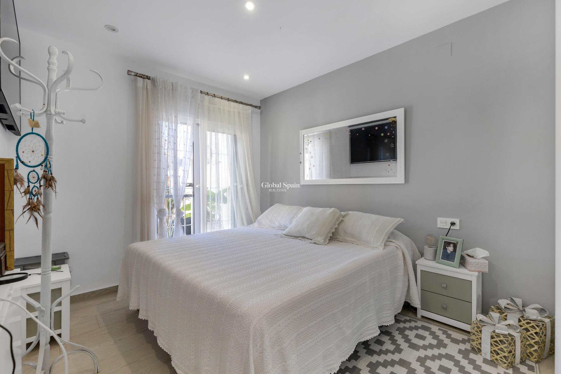 Wederverkoop - APPARTEMENT -
GUARDAMAR DEL SEGURA - Urbanizaciones