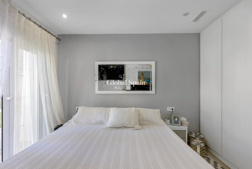 Wederverkoop - APPARTEMENT -
GUARDAMAR DEL SEGURA - Urbanizaciones