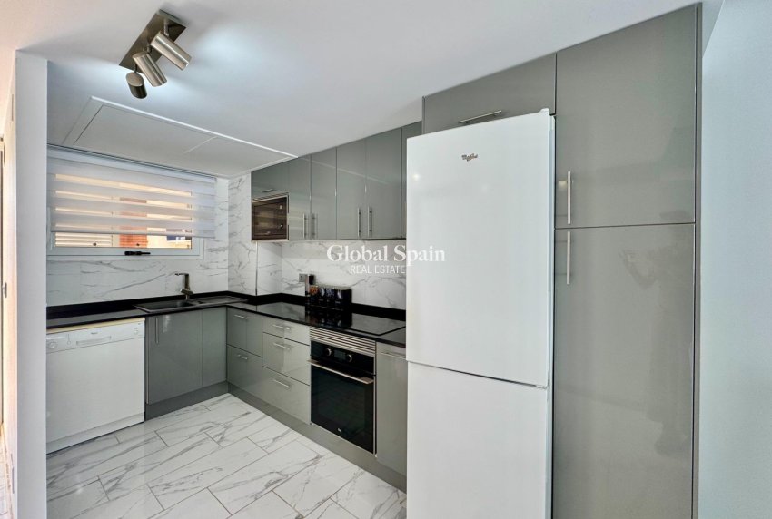 Wederverkoop - APPARTEMENT -
ORIHUELA COSTA - Punta Prima
