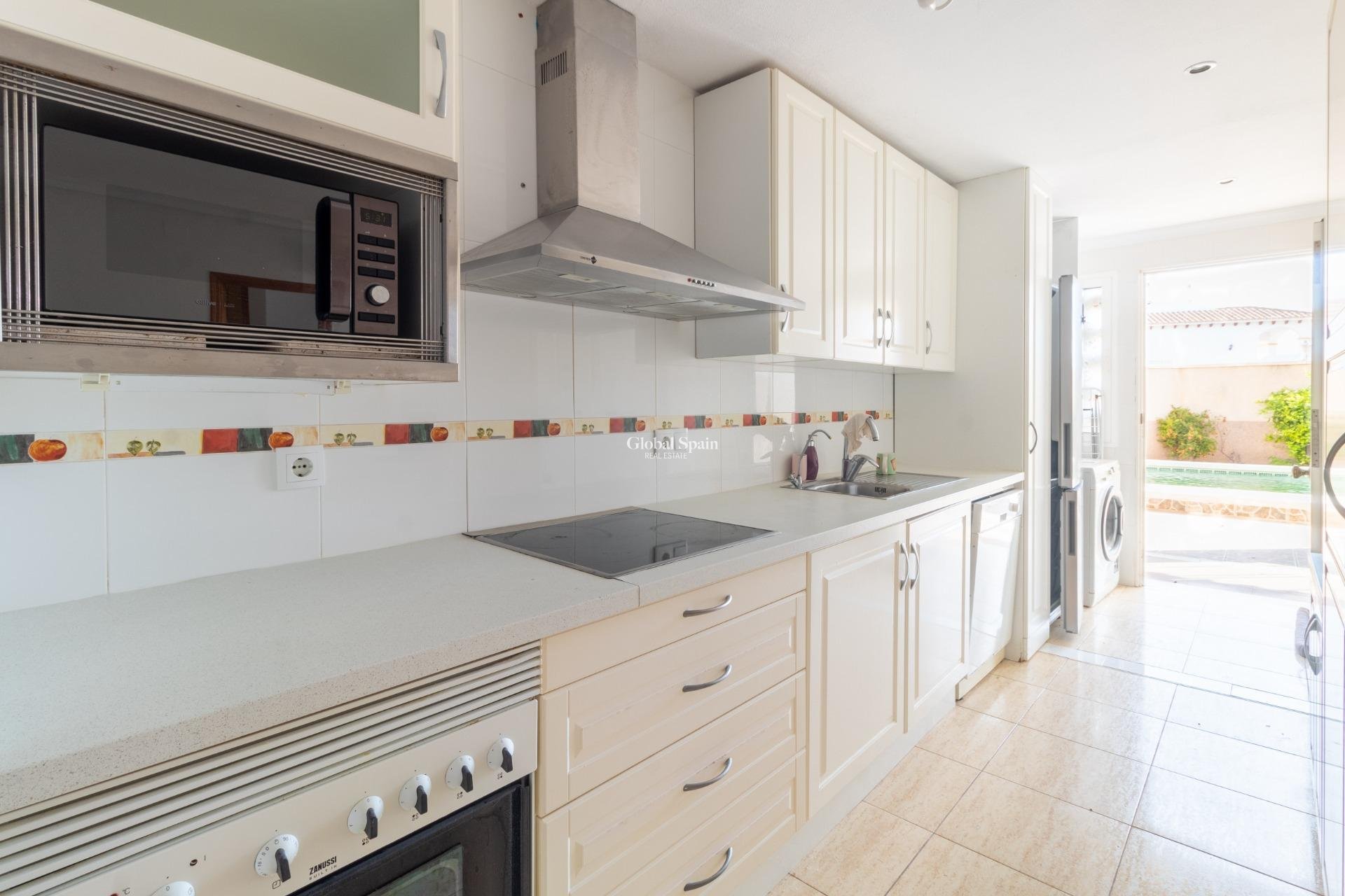 Wederverkoop - APPARTEMENT -
ORIHUELA COSTA - Punta Prima