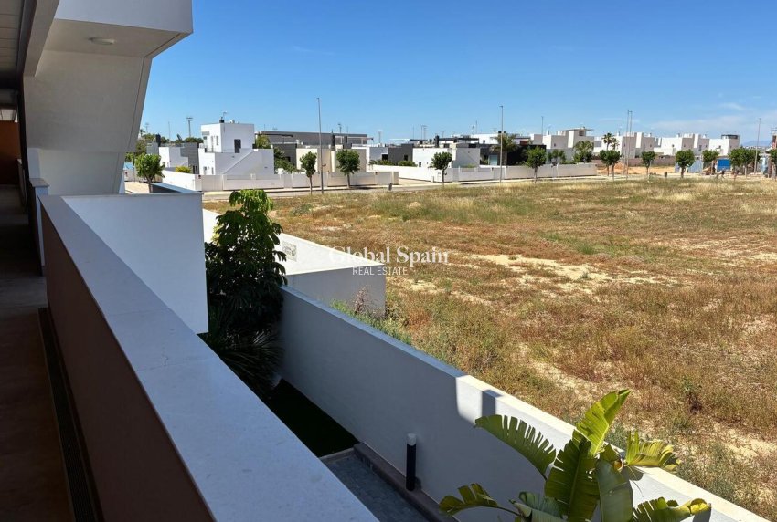 Wederverkoop - APPARTEMENT -
PILAR DE LA HORADADA - Costa Blanca