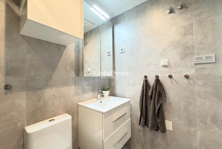 Wederverkoop - APPARTEMENT -
TORRE DE LA HORADADA - Porto Marina