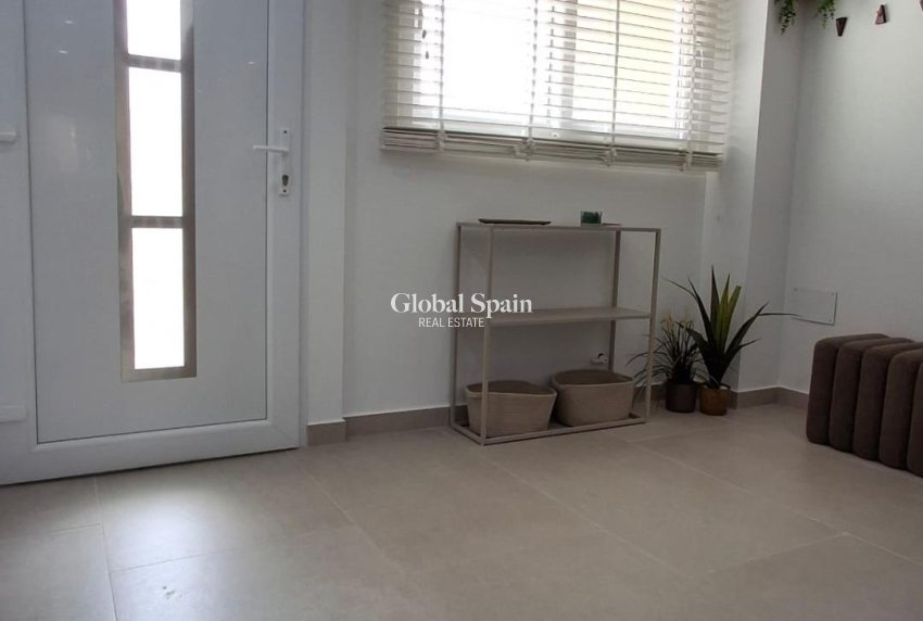 Wederverkoop - APPARTEMENT -
TORREVIEJA - Acequion