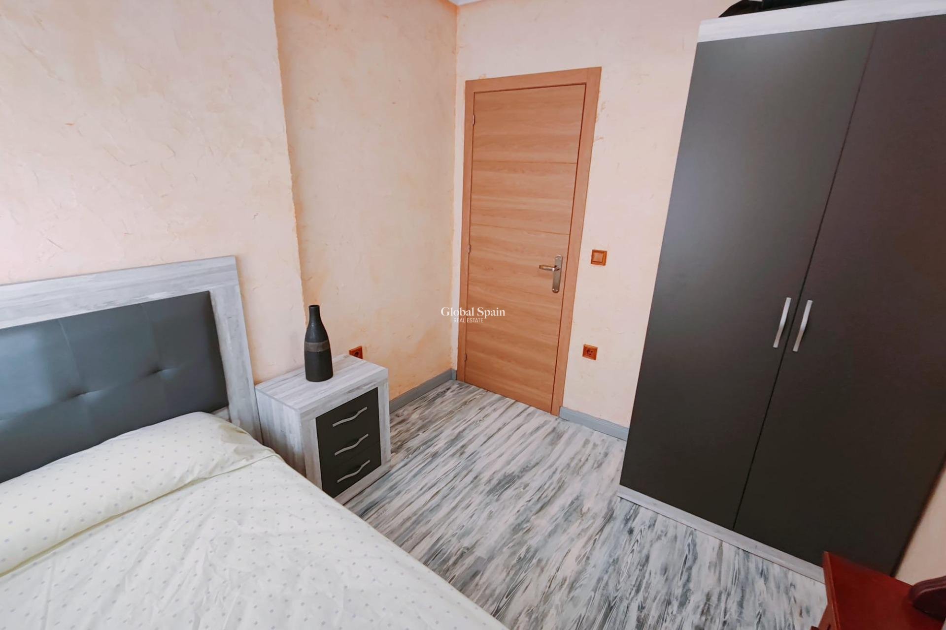 Wederverkoop - APPARTEMENT -
TORREVIEJA - Acequion