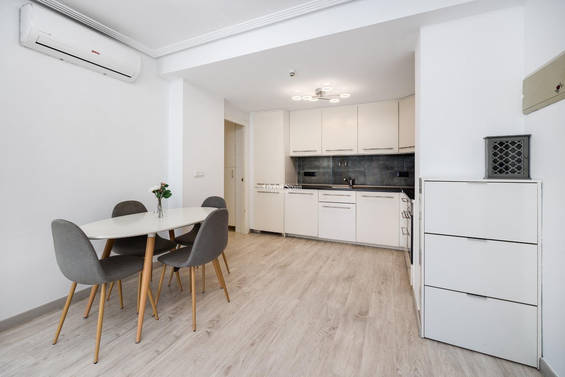 Wederverkoop - APPARTEMENT -
TORREVIEJA - Aguas Nuevas