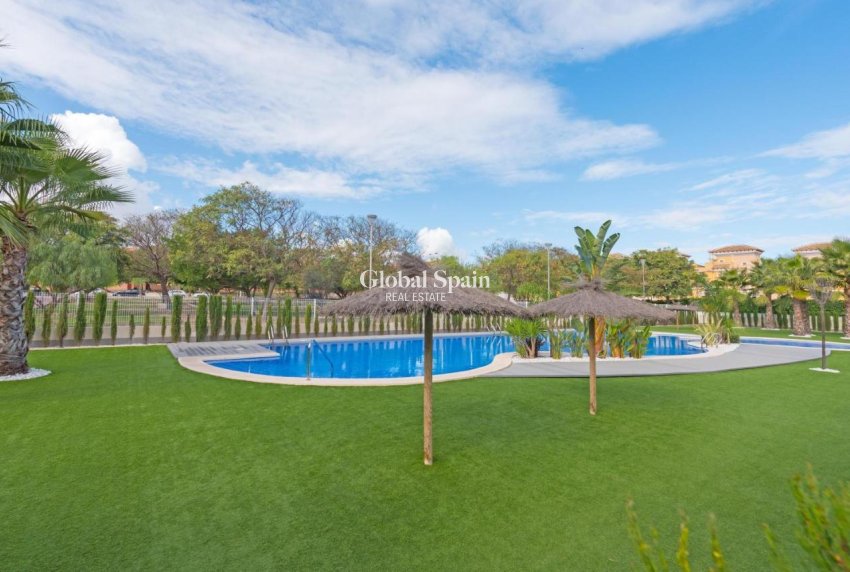 Wederverkoop - APPARTEMENT -
TORREVIEJA - Auguas Neuvas