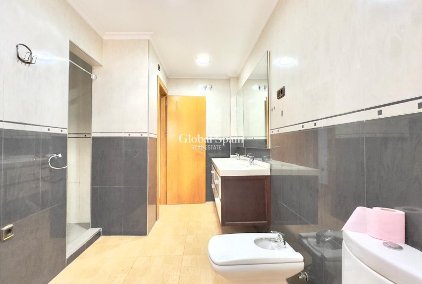 Wederverkoop - APPARTEMENT -
TORREVIEJA - Center