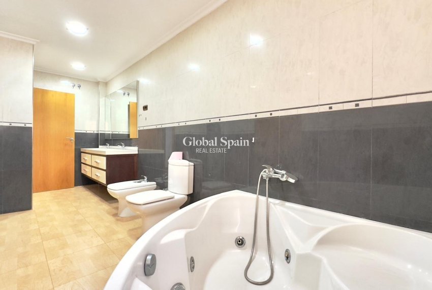 Wederverkoop - APPARTEMENT -
TORREVIEJA - Center