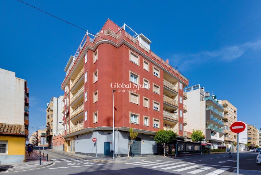 Wederverkoop - APPARTEMENT -
TORREVIEJA - Center