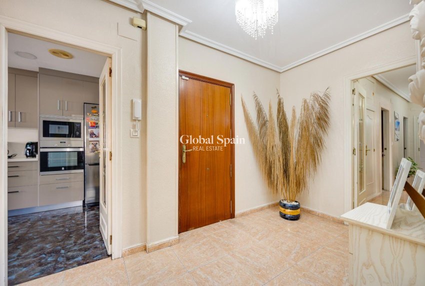 Wederverkoop - APPARTEMENT -
TORREVIEJA - Center