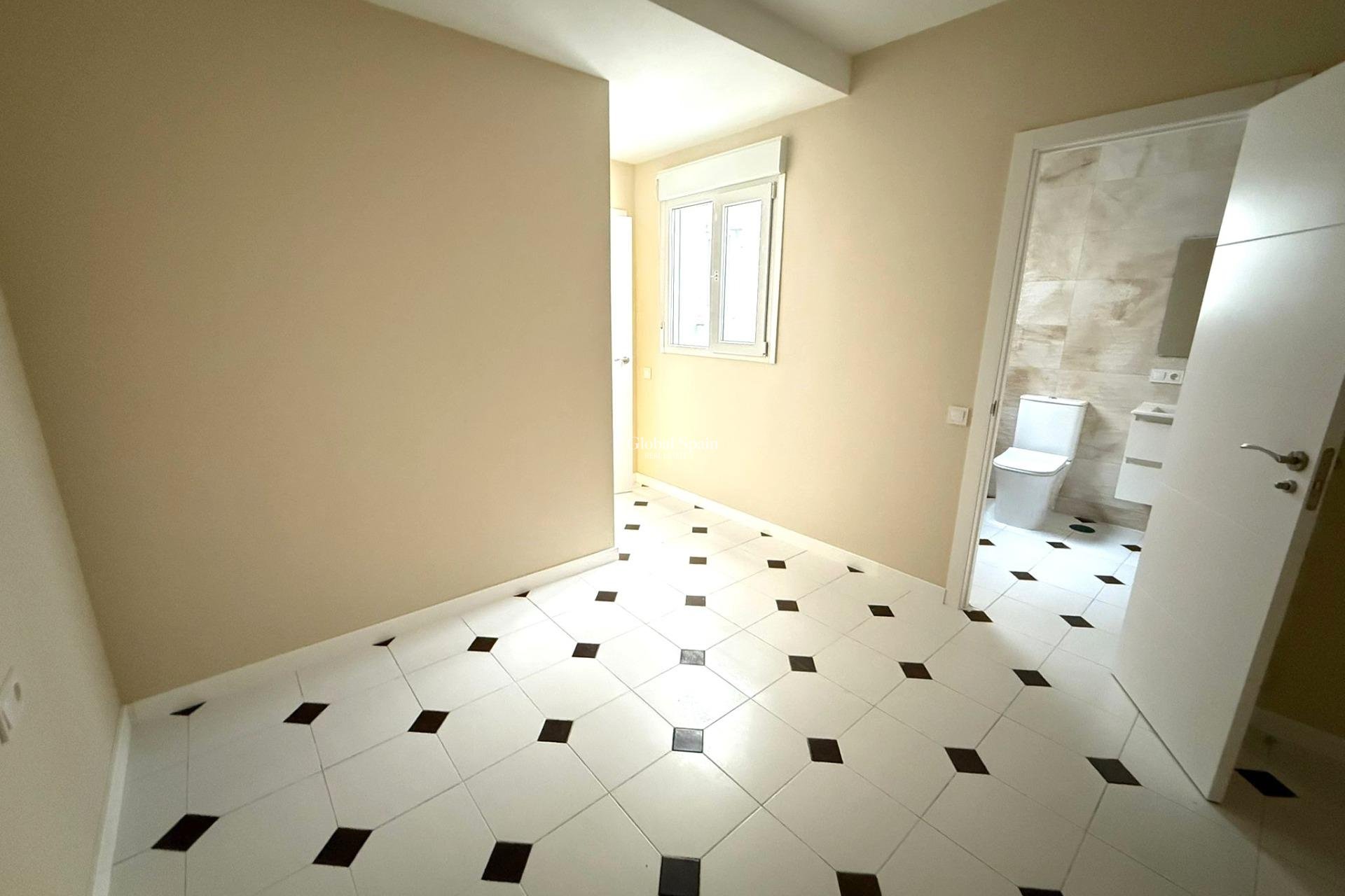 Wederverkoop - APPARTEMENT -
TORREVIEJA - Center