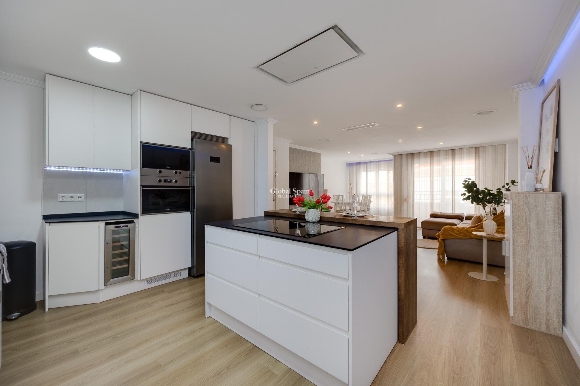 Wederverkoop - APPARTEMENT -
TORREVIEJA - Center