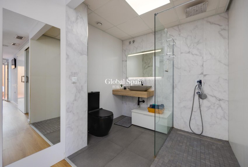 Wederverkoop - APPARTEMENT -
TORREVIEJA - Center