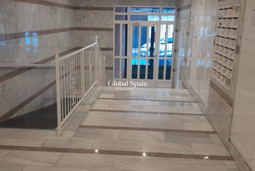 Wederverkoop - APPARTEMENT -
TORREVIEJA - Center