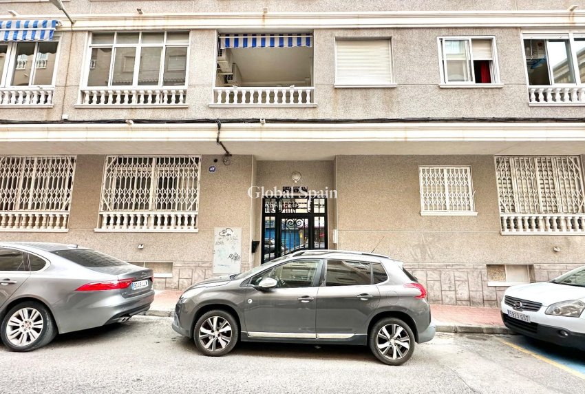 Wederverkoop - APPARTEMENT -
TORREVIEJA - Center