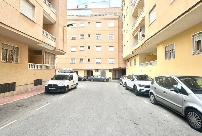 Wederverkoop - APPARTEMENT -
TORREVIEJA - Center