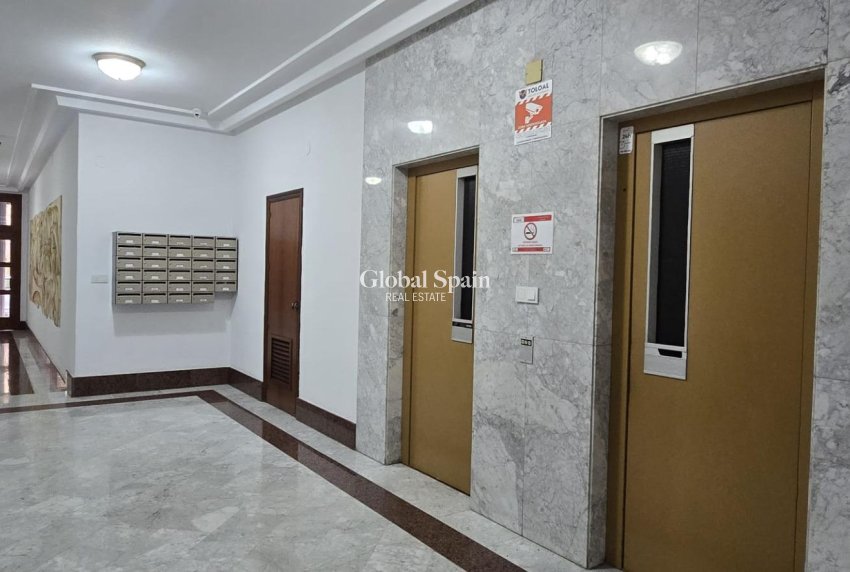 Wederverkoop - APPARTEMENT -
TORREVIEJA - Center