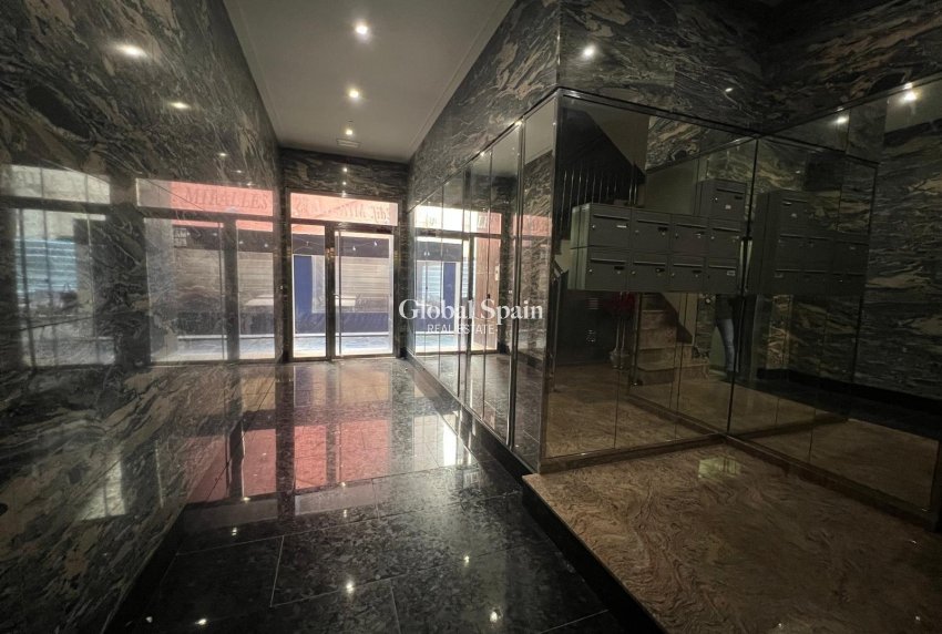 Wederverkoop - APPARTEMENT -
TORREVIEJA - Center