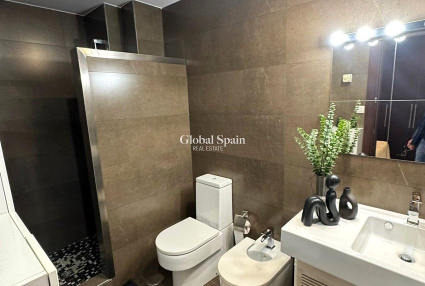 Wederverkoop - APPARTEMENT -
TORREVIEJA - Center