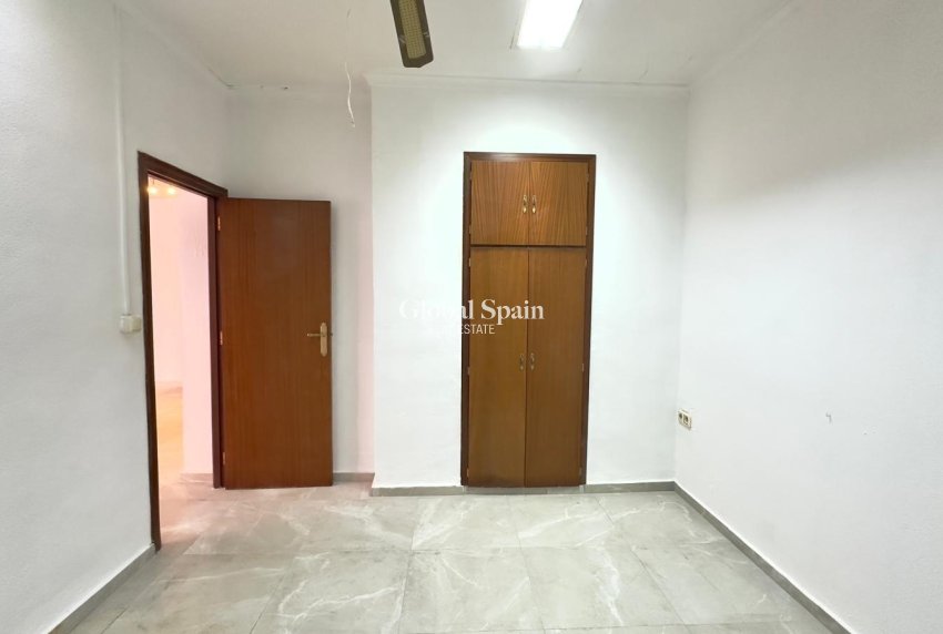 Wederverkoop - APPARTEMENT -
TORREVIEJA - Center